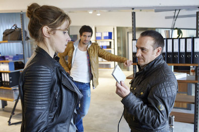 Semir (Erdogan Atalay, r.) und Ben (Tom Beck) wollen wissen, was die Nachtreporterin Sam (Karin Hanczewski) in Feldmanns Pressebüro gesucht hat.