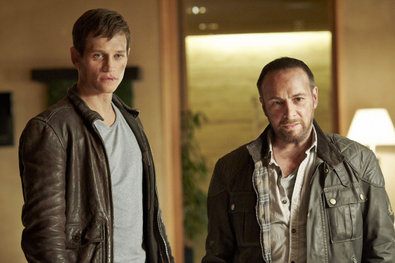 Bild 1 von 20: Während Semir (Erdogan Atalay, l.) sich noch nicht sicher ist, was er von Alex Brandt (Vinzenz Kiefer) halten soll, lässt Kim Krüger (Katja Woywood, 2.v.l.) diesen von Jenny (Katrin Heß) erst einmal aufs Revier bringen.