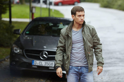 Obrázek 1 z 15: Margaret Ruhnau (Sylke Hannasky, vlevo) a Dr. Ruhnau (Christoph Gareisen) dráha s psychologem (Maria gardenier) a inspektor Černý, TV pokrytí z únosu své dcery (Daniel Wiemerem, r.).