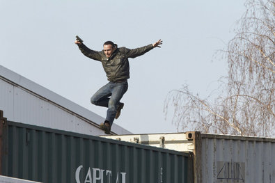 Semir (Erdogan Atalay) versucht den flüchtigen Gangster aufzuhalten...