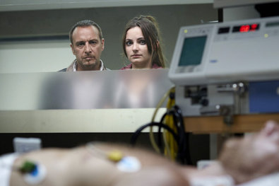 Semir (Erdogan Atalay) begleitet die besorgte Hanna (Paula Schramm) in die Klinik, in der ihr schwer verletzter Vater Stefan Jensen (Hendrik Duryn, vorne) liegt.