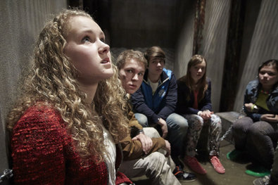 (v.l.) Heike-Maria (Pauline Angert) wurde von dem Kidnapper zu den anderen entführten Jugendlichen Mario (Lukas F. Karlsch), Tobias (Eric Ventker), Eva (Runa Greiner), Lisa (Ricarda Zimmerer) und Katrin gebracht und bangt um ihr Leben...