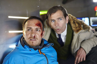 Kronenberg (Tonio Arango, r.) erklärt Semir (Erdogan Atalay) seinen Plan. Doch Ben nähert sich bereits mit dem SEK.