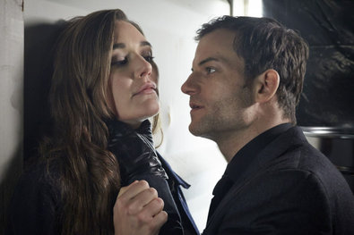 Bild 1 von 9: Alex (Vinzenz Kiefer, r.) und Semir (Erdogan Atalay, M.) sichten mit Dr. Christian Heim (David Rott) die Bilder der Überwachungskamera und Dr. Heim ist erschüttert, als er den Dieb der Farbe erkennt...