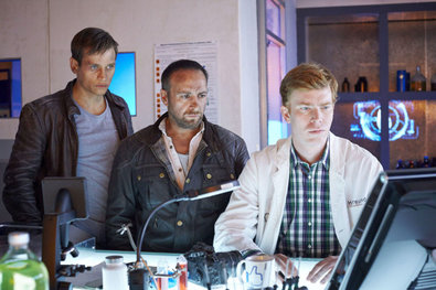 Bild 1 von 20: Während Semir (Erdogan Atalay, l.) sich noch nicht sicher ist, was er von Alex Brandt (Vinzenz Kiefer) halten soll, lässt Kim Krüger (Katja Woywood, 2.v.l.) diesen von Jenny (Katrin Heß) erst einmal aufs Revier bringen.