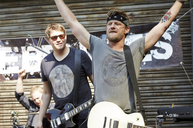 Mark (Andreas Guenther, r.) gibt mit seiner Band "Brushes" ein Konzert, in dessen Verlauf eine Frau ermordet wird...