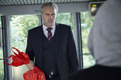 Obrázek 1 z 15: Margaret Ruhnau (Sylke Hannasky, vlevo) a Dr. Ruhnau (Christoph Gareisen) dráha s psychologem (Maria gardenier) a inspektor Černý, TV pokrytí z únosu své dcery (Daniel Wiemerem, r.).