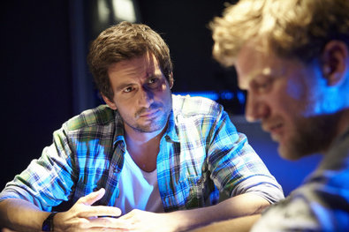 Ben (Tom Beck, l.) versucht Mark (Andreas Guenther) im Verhörraum endlich die Wahrheit über Koller zu entlocken.