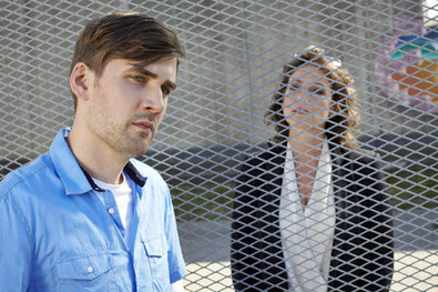 Sylvia Rostow (Sabine Vitua) verspricht ihrem inhaftierten Sohn Frank (Jochen Wigand) das Gefängnis bald verlassen zu können.