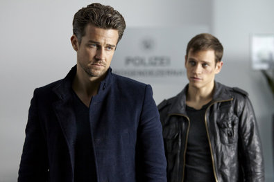 Bild 1 von 15: Mats Vollmer (Wayne Carpendale, l.) behauptet Semir (Erdogan Atalay, M.) und Alex (Vinzenz Kiefer) gegenüber, die Sache mit dem plötzlich aufgetauchten Spike klären zu wollen.