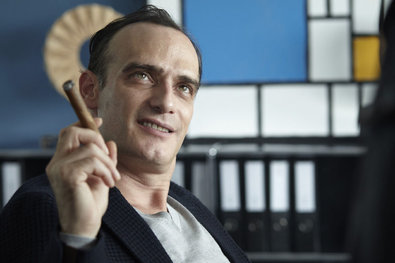 Die Kommissare statten dem Drogenschmuggler Van Bergen (Anatole Taubman), der sich bisher allen Zugriffen erfolgreich entziehen konnte, einen Besuch ab. Warum ist er den Ermittlern stets einen Schritt voraus?