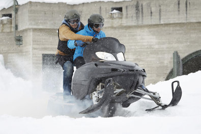 Die Gangster kapern Skidoos und fliehen. Ben (Tom Beck, hinten) und Semir (Erdogan Atalay) bleiben ihnen auf den Fersen.