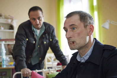 Bild 1 von 14: Matthias (Heikko Deutschmann, r.) erzählt Semir (Erdogan Atalay) und Alex (Vinzenz Kiefer), wie er zum Personenschützer der Familie Brecht wurde.