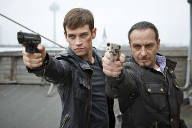 Bild 1 von 15: Mats Vollmer (Wayne Carpendale, l.) behauptet Semir (Erdogan Atalay, M.) und Alex (Vinzenz Kiefer) gegenüber, die Sache mit dem plötzlich aufgetauchten Spike klären zu wollen.