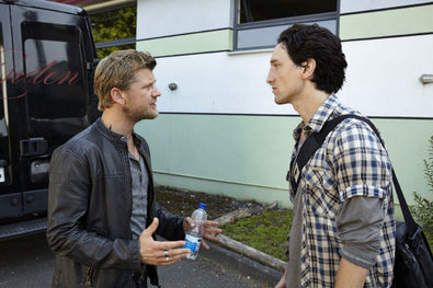 Mark (Andreas Guenther, l.) reißt in seinem ehemaligen Bandkollegen Tom Schmidt (Thomas Fränzel) alte Wunden auf.