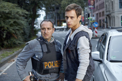 Bild 1 von 9: Alex (Vinzenz Kiefer) versucht Jessies Entführung durch Cortez zu verhindern...