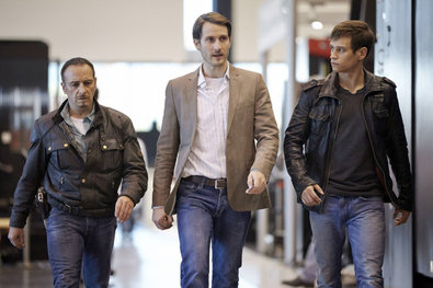 Bild 1 von 12: Alex (Vinzenz Kiefer, r.) und Semir (Erdogan Atalay, M.) sichten mit Dr. Christian Heim (David Rott) die Bilder der Überwachungskamera und Dr. Heim ist erschüttert, als er den Dieb der Farbe erkennt...