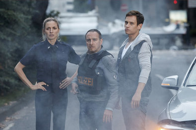 Bild 1 von 9: Alex (Vinzenz Kiefer) versucht Jessies Entführung durch Cortez zu verhindern...