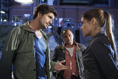 Semir (Erdogan Atalay, M.) ist sich sicher, dass Flessing der Spitzel ist, Nina (Anna Julia Kapfelsperger) gibt diesem jedoch ein Alibi. Wem soll Ben (Tom Beck) jetzt glauben? Seinem Freund und Partner oder der Frau, die er liebt?