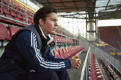 Bild 1 von 20: Mehmet (Tim Oliver Schultz) träumt im leeren Stadion von seiner Fußballer-Karriere.