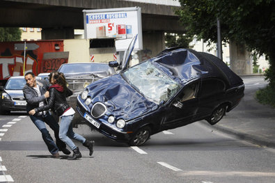 Semir (Erdogan Atalay) kann die 17-jährige Hanna (Paula Schramm) in letzter Sekunde retten...