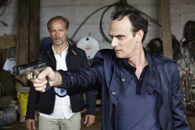 Als Flessing (Jochen Horst, l.) die Zusammenarbeit mit Van Bergen (Anatole Taubman) beenden will, taucht plötzlich Nina auf und wird von Van Bergen bedroht...