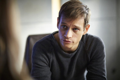 Bild 1 von 9: Alex (Vinzenz Kiefer, r.) und Semir (Erdogan Atalay, M.) sichten mit Dr. Christian Heim (David Rott) die Bilder der Überwachungskamera und Dr. Heim ist erschüttert, als er den Dieb der Farbe erkennt...