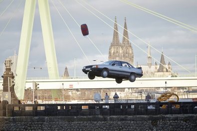 Bild 1 von 10: Rückblick: 1983 wird Semirs Clique in einen Unfall verwickelt, bei der eine vierköpfige Familie in ihrem Wagen in ein Hafenbecken stürzt und ertrinkt...