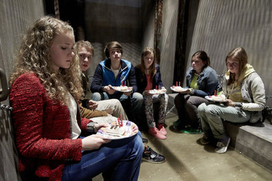 Der Entführer zwingt seine Geisel (v.l.) Heike-Maria (Pauline Angert), Mario (Lukas F. Karlsch), Tobias (Eric Ventker), Eva (Runa Greiner), Lisa (Ricarda Zimmerer) und Katrin (Nele Guderian) den Geburtstag seiner verstorbenen Tochter zu feiern...