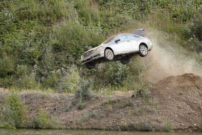 Bei der Verfolgung des Killers landen die Kommissare mit ihrem Dienstwagen in einem See...
