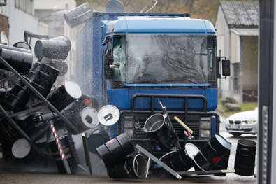 Bild 1 von 15: Grigorov (Murathan Muslu) hat seine Tochter Kalina (Mathilda Hadem) gefunden und will mit ihr das Land verlassen, doch sein Auftreten macht ihr Angst.