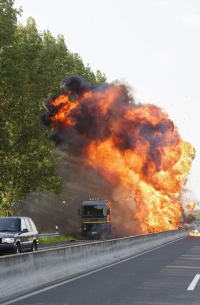 Der Flüchtige liefert sich auf der Autobahn eine wilde Verfolgungsjagd mit den Gangstern und Ben...
