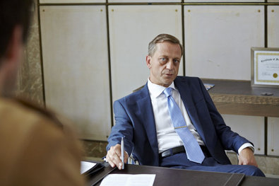 Dr. Herbst (Carl Achleitner) wird von den Kommissaren zu dem brandneuen Medikament und seiner Verbindung zu Dr. Adamek befragt, doch der aalglatte Vorstandschef gibt sich unwissend.