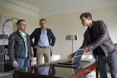 Bild 1 von 14: Matthias (Heikko Deutschmann, r.) erzählt Semir (Erdogan Atalay) und Alex (Vinzenz Kiefer), wie er zum Personenschützer der Familie Brecht wurde.