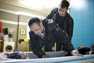 Bild 1 von 10: Rückblick: 1983 wird Semirs Clique in einen Unfall verwickelt, bei der eine vierköpfige Familie in ihrem Wagen in ein Hafenbecken stürzt und ertrinkt...