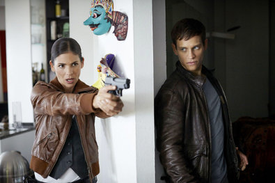 Bild 1 von 20: Während Semir (Erdogan Atalay, l.) sich noch nicht sicher ist, was er von Alex Brandt (Vinzenz Kiefer) halten soll, lässt Kim Krüger (Katja Woywood, 2.v.l.) diesen von Jenny (Katrin Heß) erst einmal aufs Revier bringen.