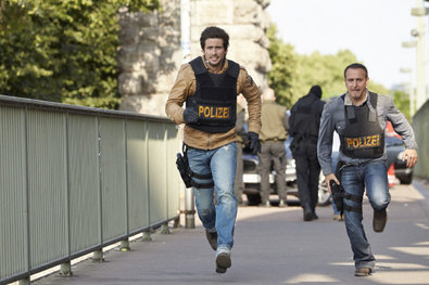 Nachdem der kontrollierte Austausch der Frauen gescheitert ist, dürfen Ben (Tom Beck, l.) und Semir (Erdogan Atalay) keine Zeit verlieren, um ihre Chefin zu retten...