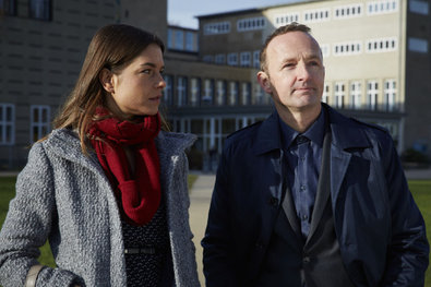 Bild 1 von 18: Die Ortung von Semirs Handy führt Alex (Vinzenz Kiefer) und Jenny auf einen Schrottplatz.
