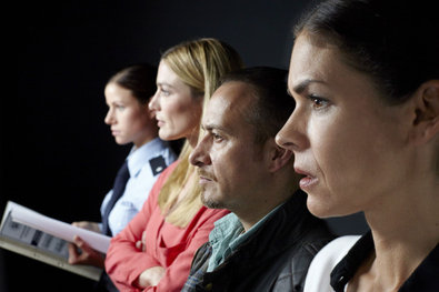 Bild 1 von 9: Alex (Vinzenz Kiefer, r.) und Semir (Erdogan Atalay, M.) sichten mit Dr. Christian Heim (David Rott) die Bilder der Überwachungskamera und Dr. Heim ist erschüttert, als er den Dieb der Farbe erkennt...