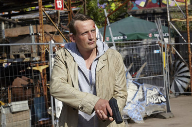 Mölders (Bert Böhlitz) verfolgt Hanna...