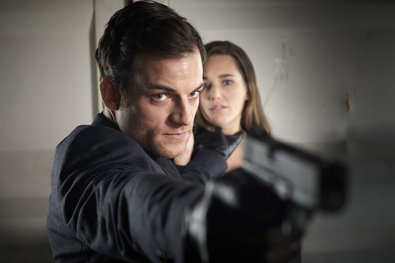 Bild 1 von 12: Alex (Vinzenz Kiefer, r.) und Semir (Erdogan Atalay, M.) sichten mit Dr. Christian Heim (David Rott) die Bilder der Überwachungskamera und Dr. Heim ist erschüttert, als er den Dieb der Farbe erkennt...