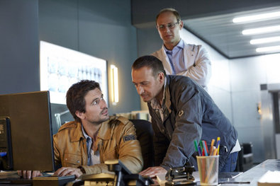 Ben (Tom Beck, l.) und Semir (Erdogan Atalay) finden heraus, dass Hanna Dr. Adamek (Moritz Führmann, hinten) ausgetrickst hat, um in der Patientendatei nach einer bestimmten Person zu forschen...