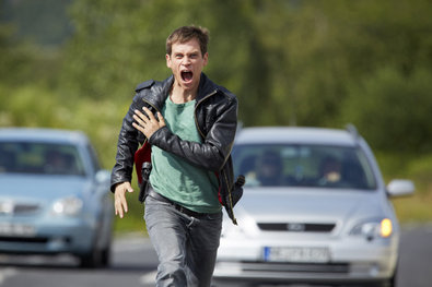 Bild 1 von 23: Semirs Tochter Dana (Gizem Emre) wurde mit Drogen gefügig gemacht und als Sexklavin an den lüsternen Beauchamp (Andreas Wellano) verkauft...