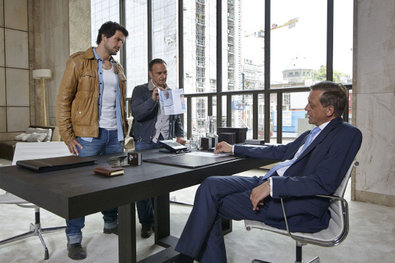 Die Ermittlungen führen Ben (Tom Beck, l.) und Semir (Erdogan Atalay) zu dem aalglatten Vorstandschef eines mächtigen Pharmakonzerns, Dr. Herbst (Carl Achleitner).