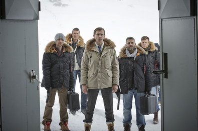 Kronenberg (Tonio Arango, Mi.) betritt mit seinen Männern den Bunker in den Bergen.