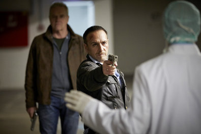 Bild 1 von 10: Rückblick: 1983 wird Semirs Clique in einen Unfall verwickelt, bei der eine vierköpfige Familie in ihrem Wagen in ein Hafenbecken stürzt und ertrinkt...