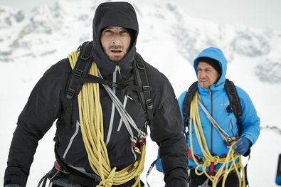 Semir (Erdogan Atalay, r.) und André (Mark Keller) marschieren über den Bergkamm.