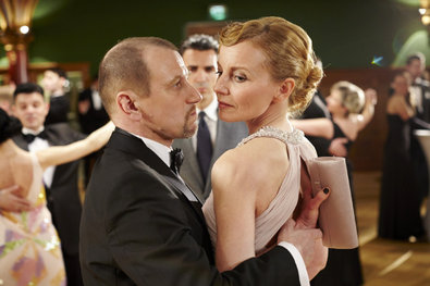 Obrázek 1 z 16: Alex (Vinzenz Kiefer) se snaží Felicia (Ioana Iacob) slyšet, ale to zabalí do mlčení a zdá se, nerozumí německy.