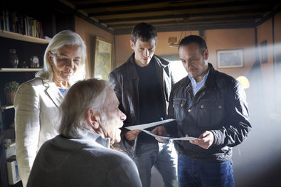 Obrázek 1 z 17: Semir (Erdogan Atalay), nemůže zabránit tomu, Elena (Hildegard Schmahl) vytáhne zbraň a střílí na Koster ...