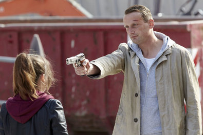 Hanna (Paula Schramm) wird von Mölders (Bert Böhlitz) in Empfang genommen, der sie mit Waffengewalt zur Herausgabe des Medikamentes zwingen will...